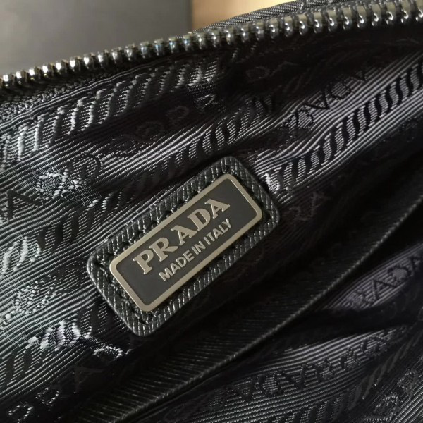 Pra*a nylon clutch 4306 28cm x 1.5cm x 18cm