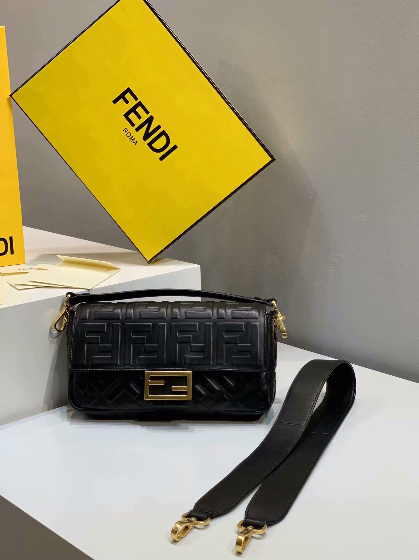 F**di clam crossbody tote medium black 26 x 5 x 15cm