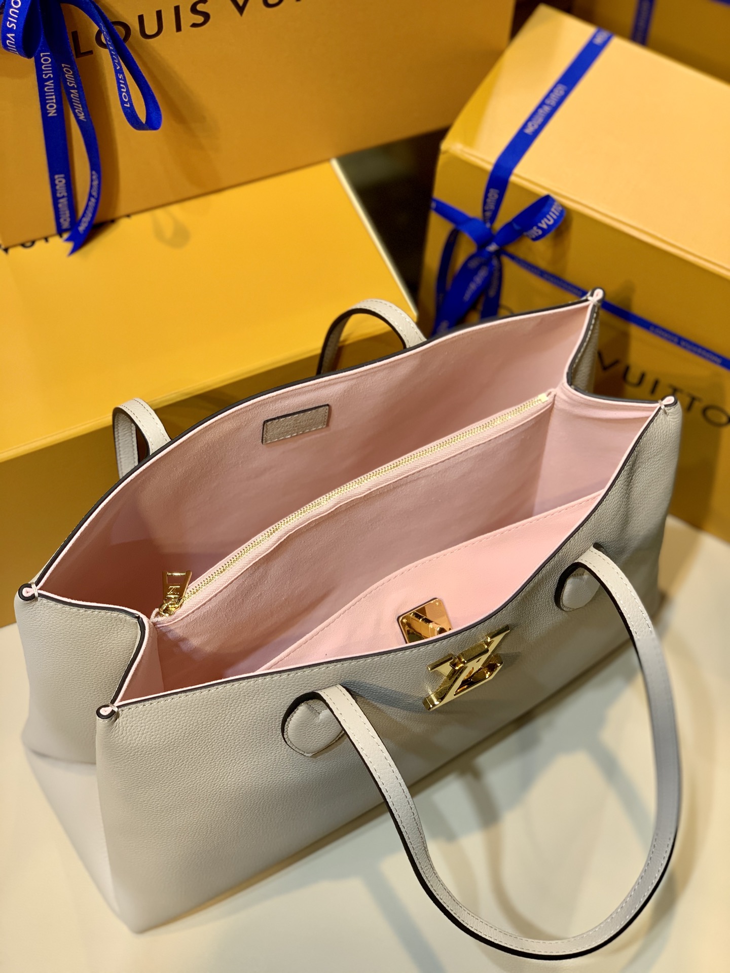 l0vis Vvtt0n lockme shopper leather greige m57346 42.0 x 28.0 x 15.0 cm