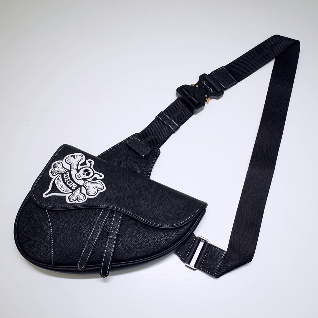 D10r pre-fall 2020 designs with artful editorial saddle bag 20 x 28.6 x 5 cm