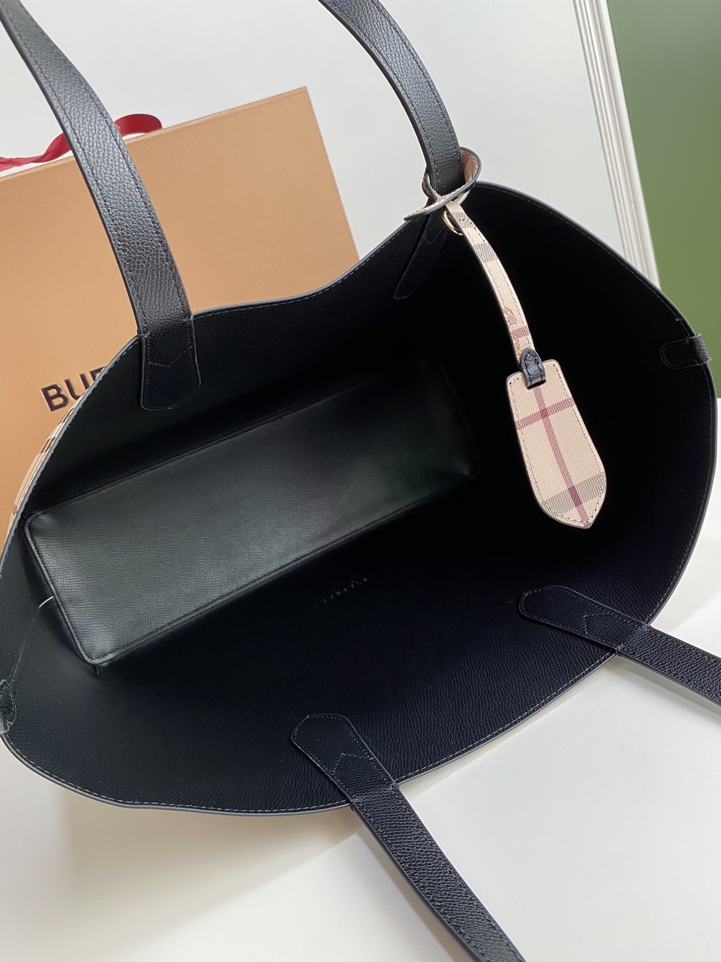 Bv*b*rry the reversible tote in vintage check black 35-46 * 30 * 12 cm