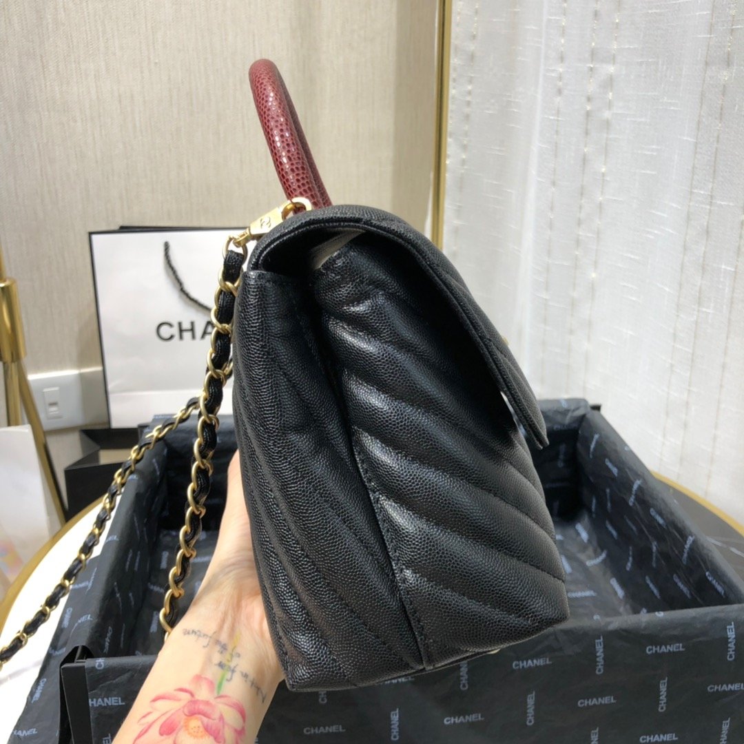 Ch**el small chevron coco handle bag in black and gold hardware a92991-15 28cm