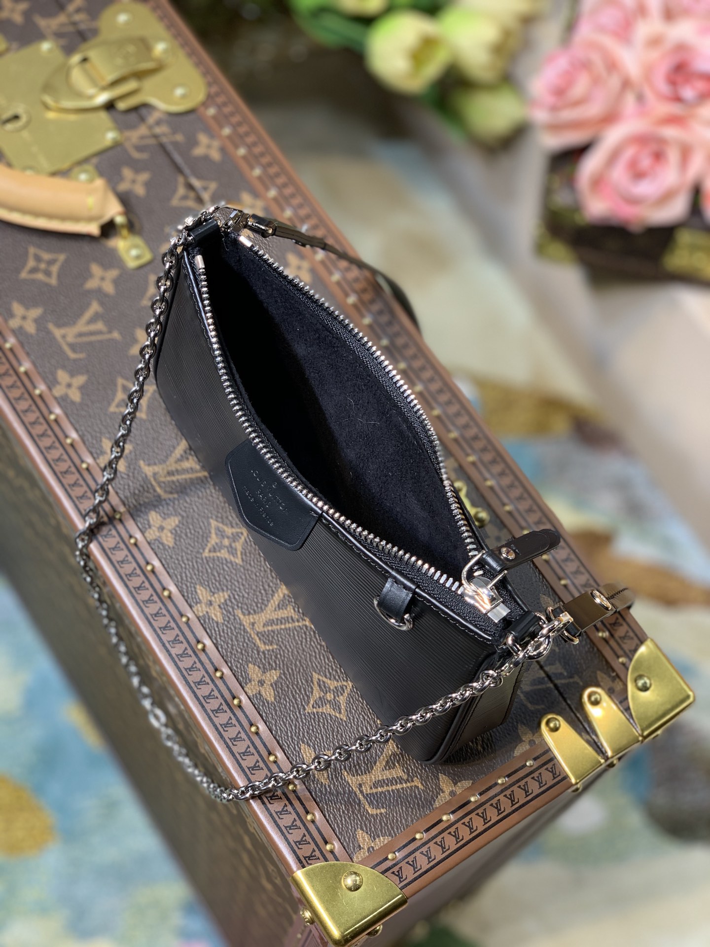 l0vis Vvtt0n easy pouch on strap black m80471 19 x 11.5 x 3 cm
