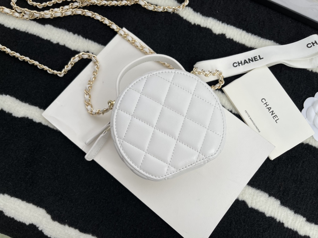 Ch**el biscuit round bag white 12 cm