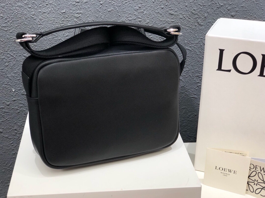 L0ew* xs military messenger bag in soft grained calfskin black 317.12aa72 24.5 × 18 × 10.5 cm