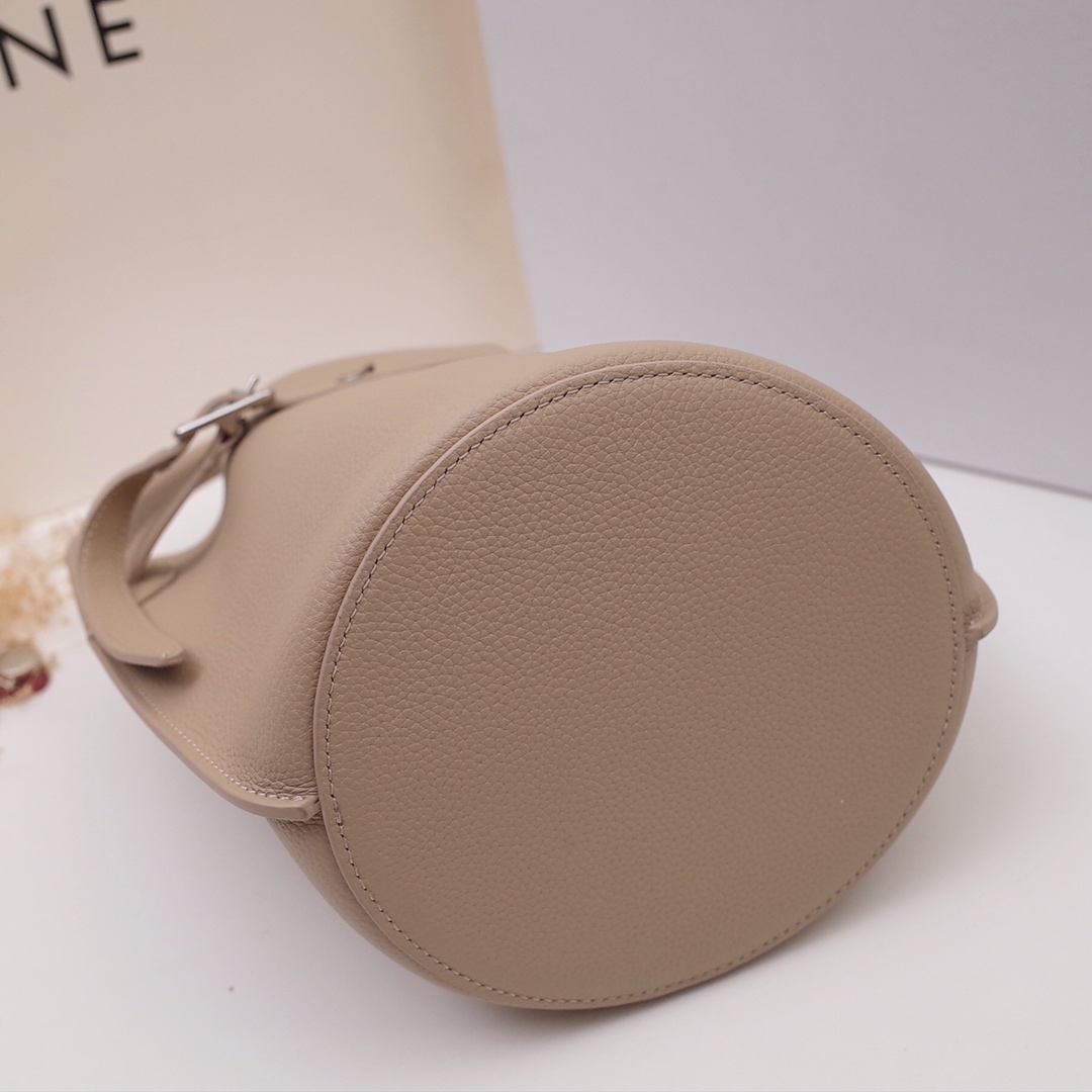 Ce1i*e big bag nano bucket in smooth calfskin dune 187243a4t 21 x 15 x 15 cm