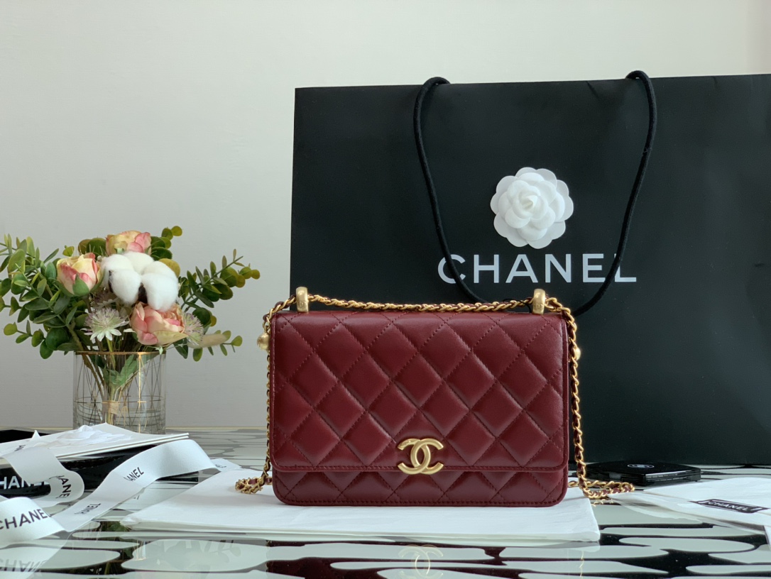 Ch**el wallet on chain calfskin & gold-tone metal burgundy ap2289 19cm