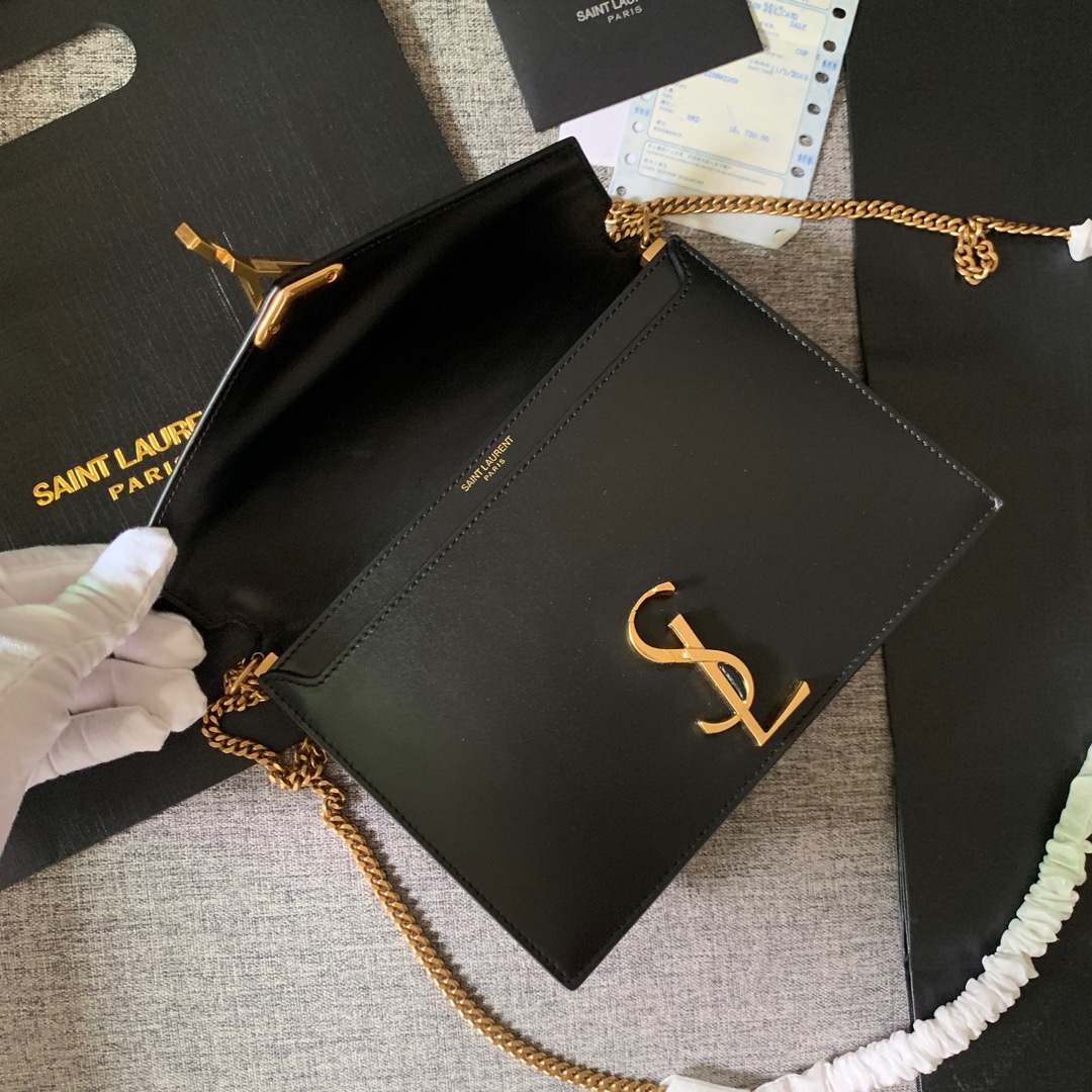 Y51 cassandra monogram clasp bag in grain de poudre embossed leather black 532750 22 x 16.5 x 5.5 cm