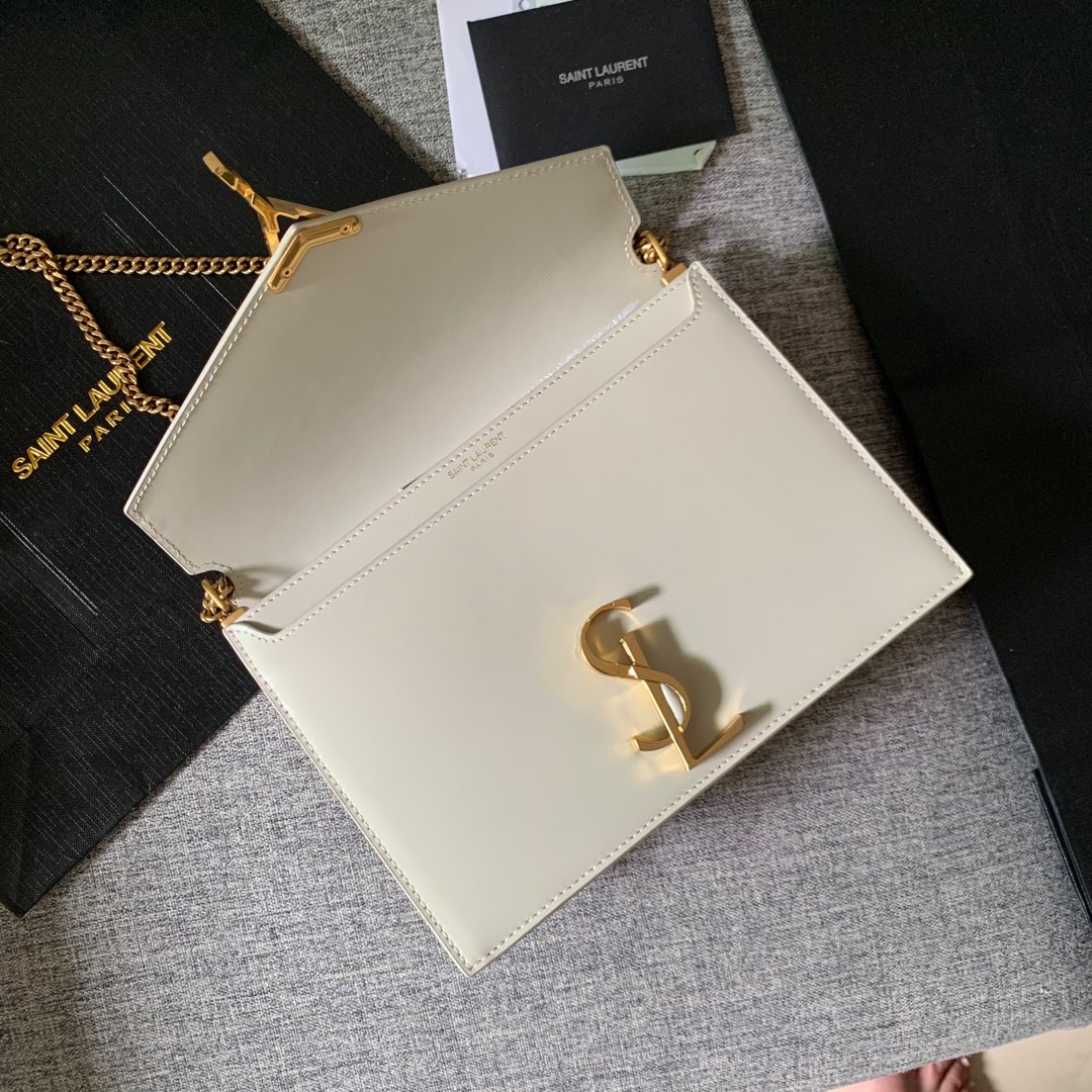 Y51 cassandra monogram clasp bag in grain de poudre embossed leather blanc vintage 532750 22 x 16.5 x 5.5 cm