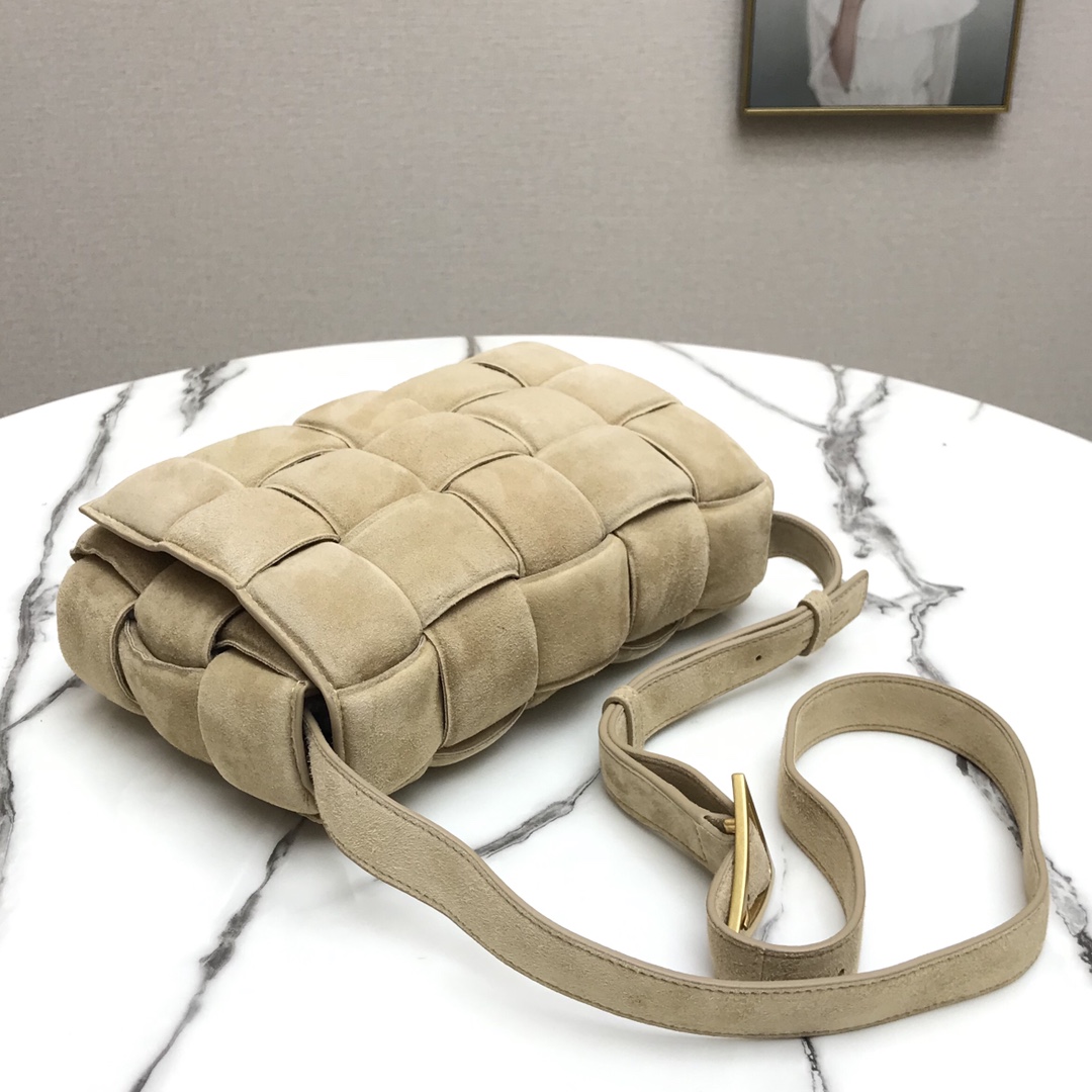 b0tt*ga Ven*ta padded cassette in suede porridge 44046 26 x 18 x 8 cm