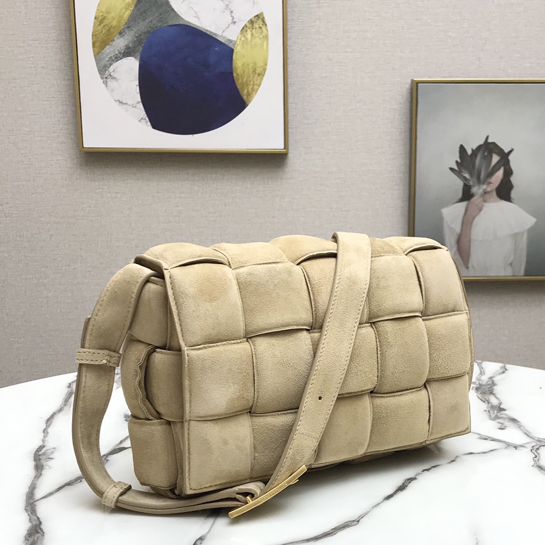 b0tt*ga Ven*ta padded cassette in suede porridge 44046 26 x 18 x 8 cm