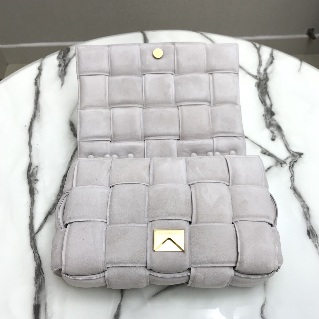 b0tt*ga Ven*ta chain cassette in suede white 44046 26 x 18 x 8 cm