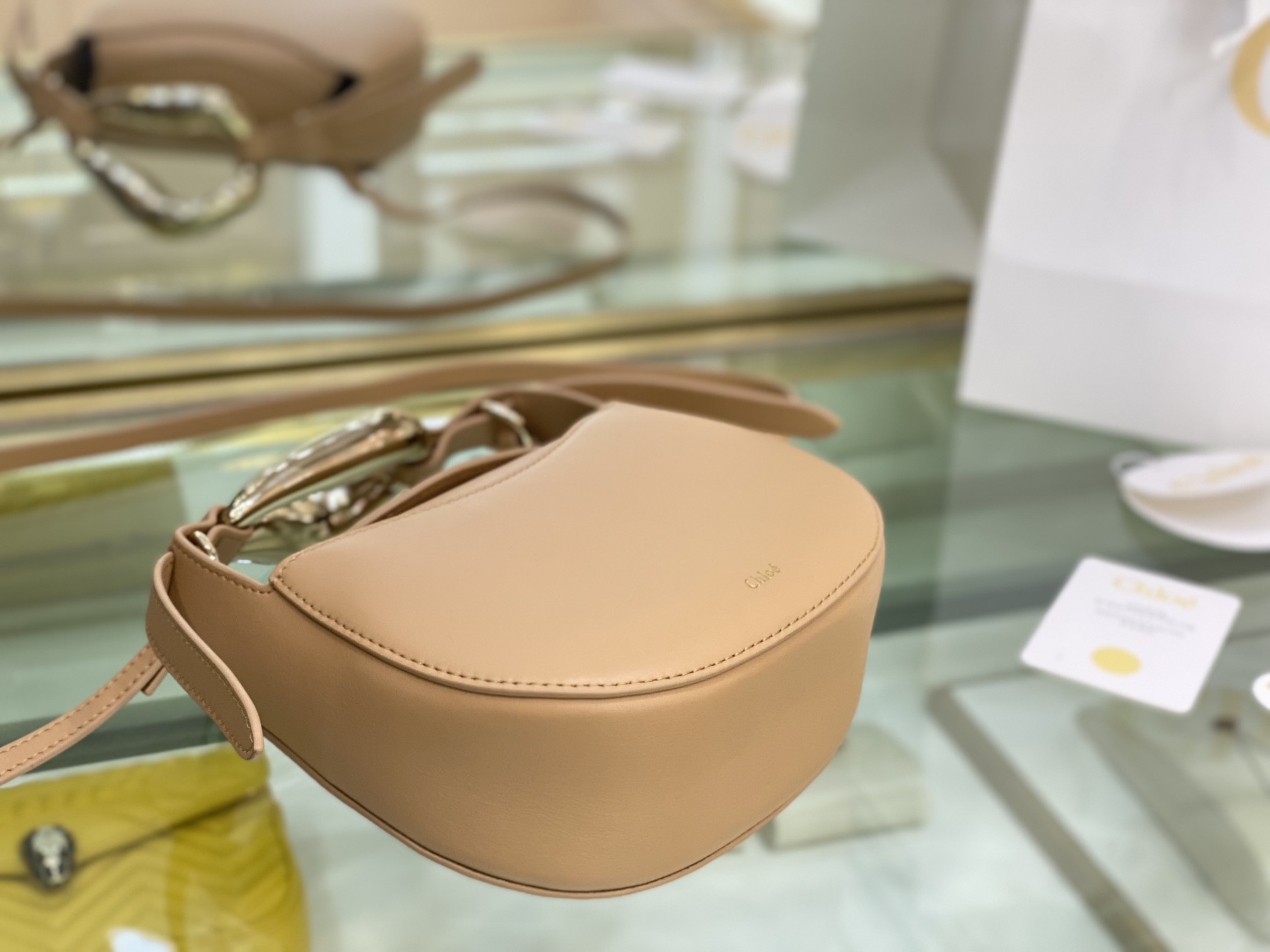 CHLOE KISS SMALL BAG Grain Calfskin Sandy Beige CHC21US350 20 x 26 x 8 cm