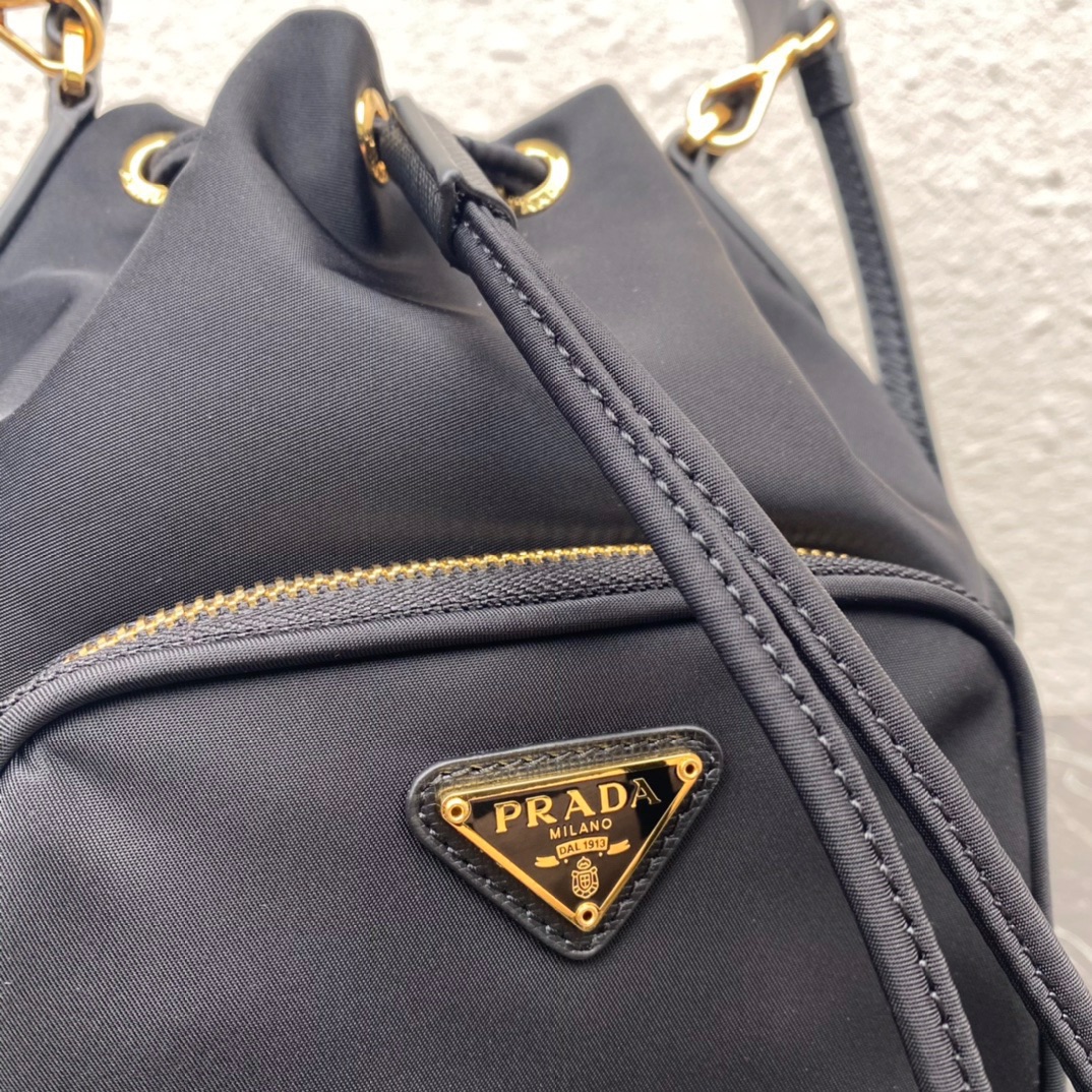 Pra*a duet re-nylon shoulder bag black 1bh038 23 × 18 × 12 cm
