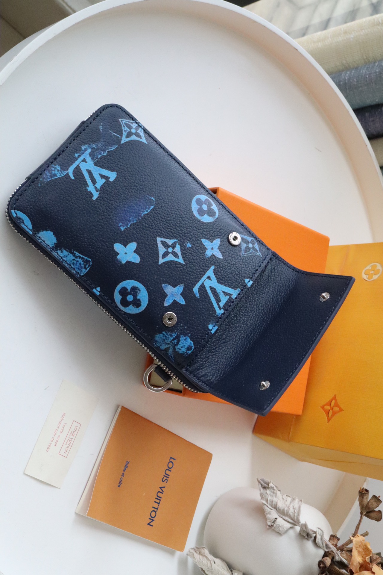 l0vis Vvtt0n phone pouch other leathers navy m80466 11 x 18 x 2.5 cm