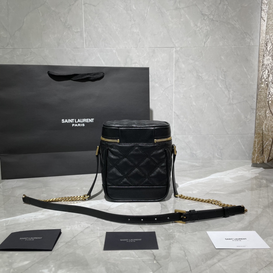 Y51 becky mini chain bag in carrÉ-quilted lambskin black 6507691 25 x 17 x 7 cm