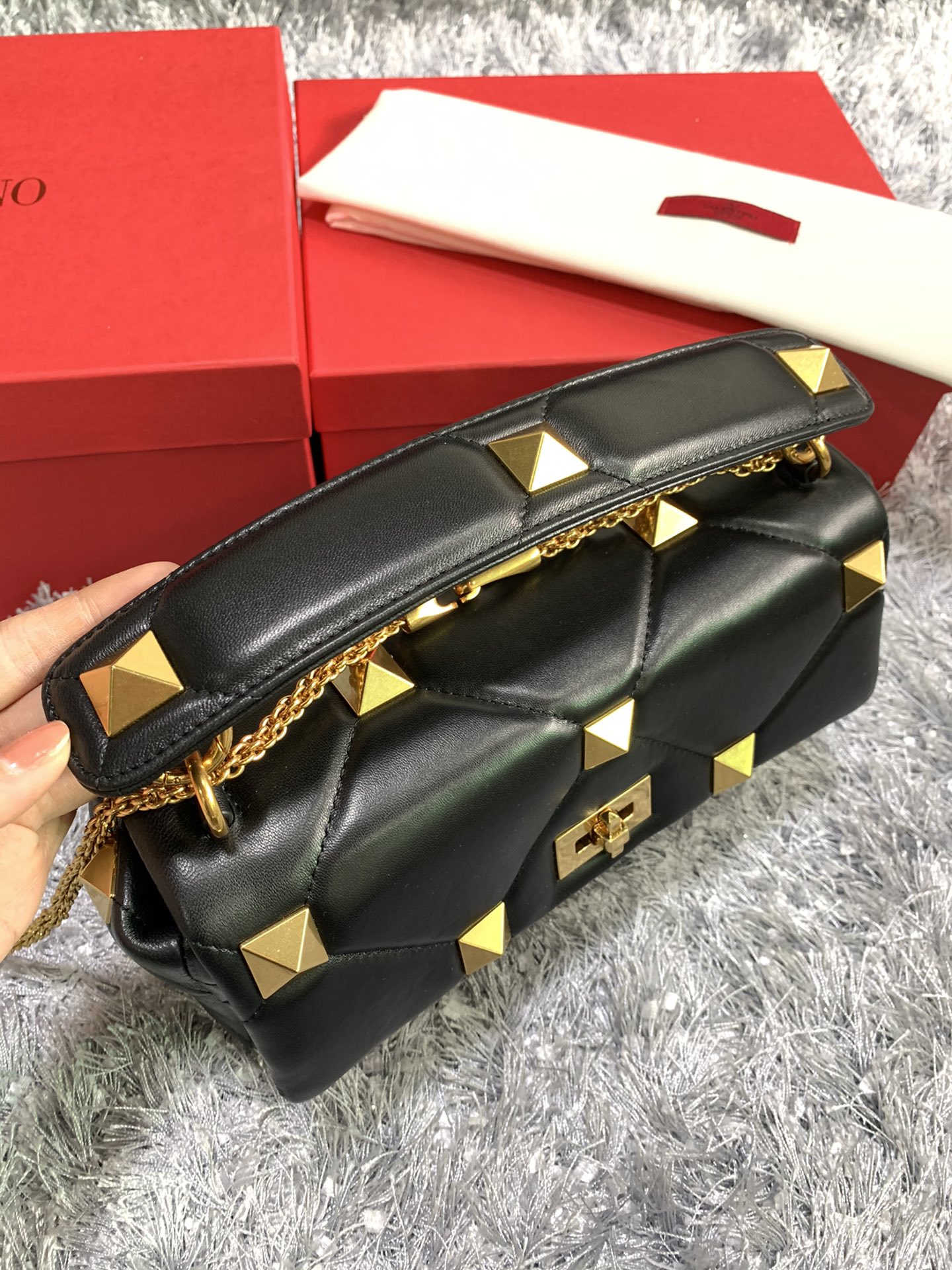 Va1e*ntin0 large roman stud the shoulder bag in nappa with chain black ww2b0i60bsf 30 x 20 x 12 cm