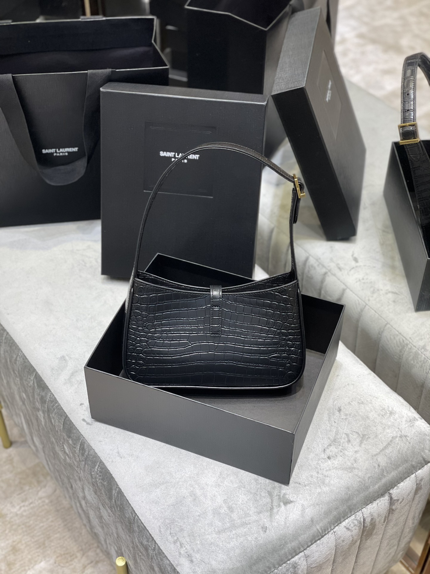Y51 le 5 À 7 hobo bag in crocodile-embossed shiny leather black 657228 25 x 14 x 6 cm