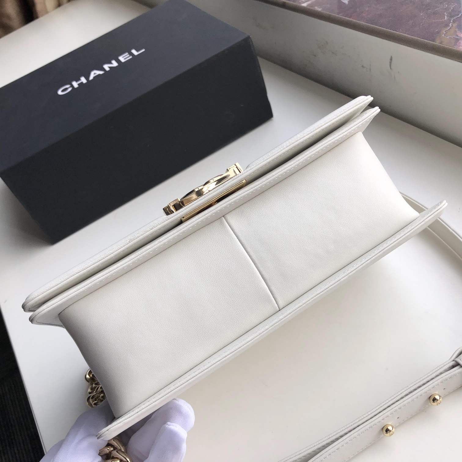 Ch**el medium old classic boy bag lambskin white a67086 25 cm