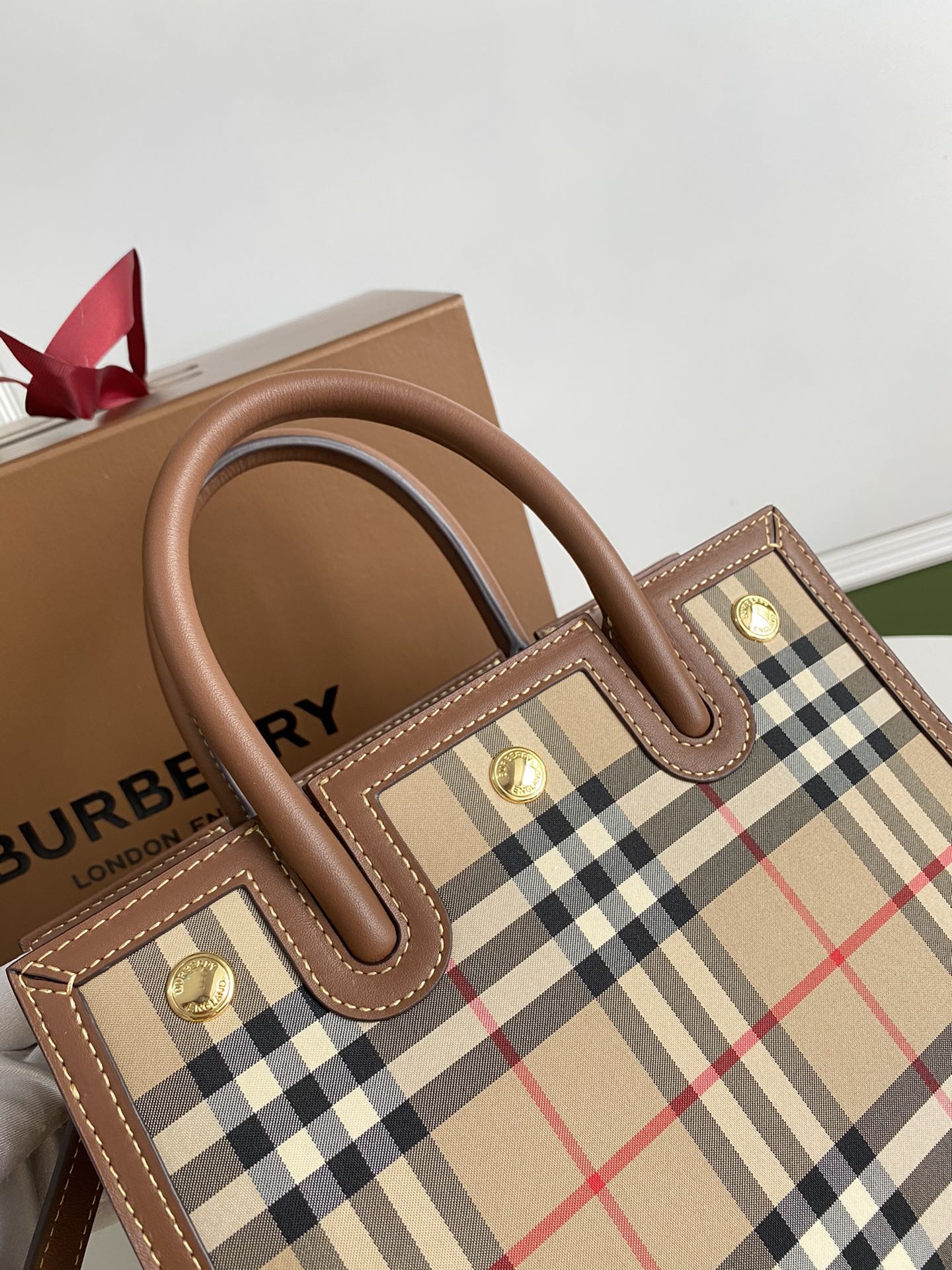 Bv*b*rry mini vintage check two-handle title bag 80252671 26 x 13.5 x 20 cm