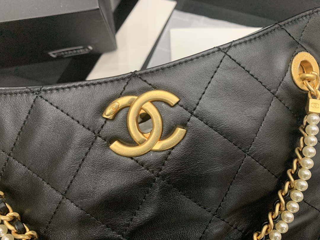 Ch**el calfskin crystal pearls shopping bag black as2213 34 x 25 x 5 cm