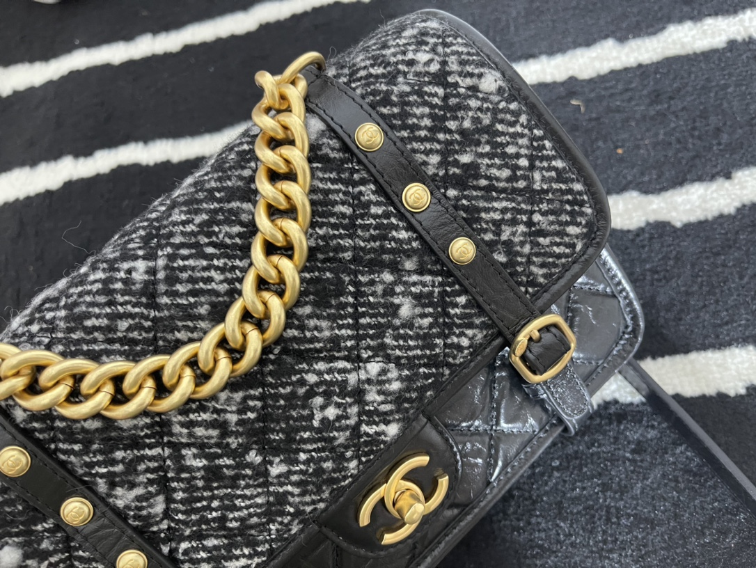 Ch**el tweed aged calfskin and aged pale yellow metal messenger flap bag white as2696 17 x 25 x 8 cm