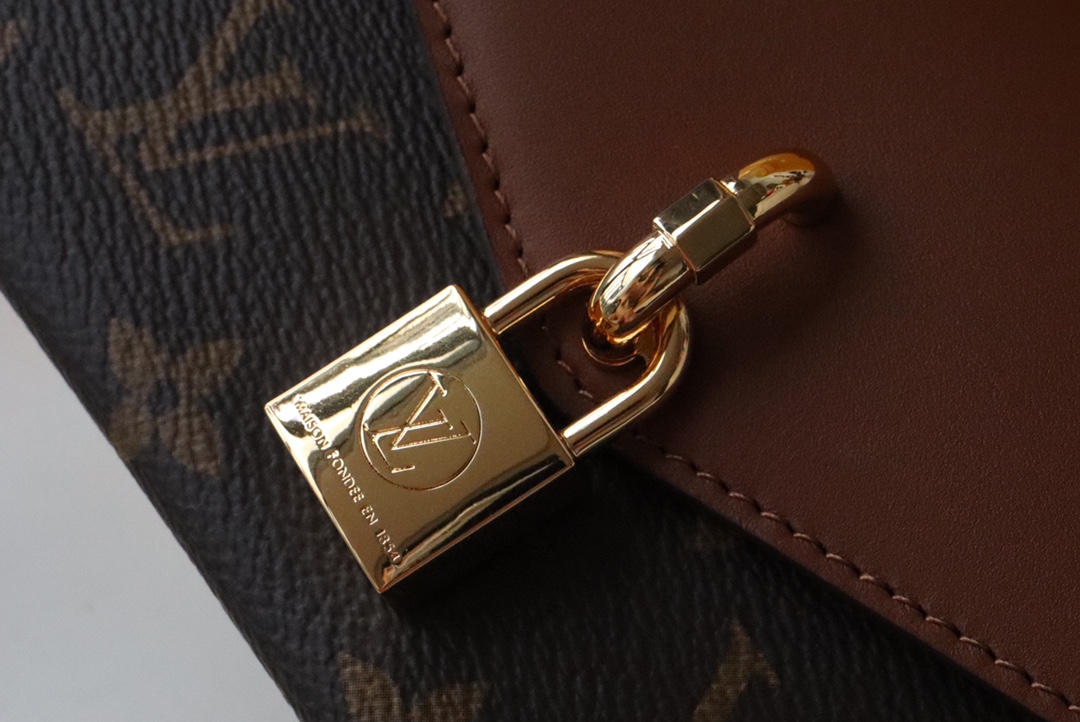 l0vis Vvtt0n padlock on strap monogram canvas  caramel m80763 19 x 11 x 3 cm