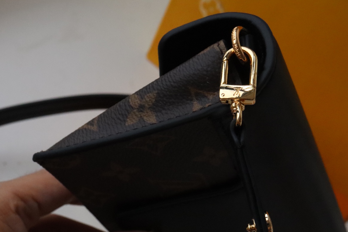 l0vis Vvtt0n padlock on strap monogram canvas black m80559 19 x 11 x 3 cm