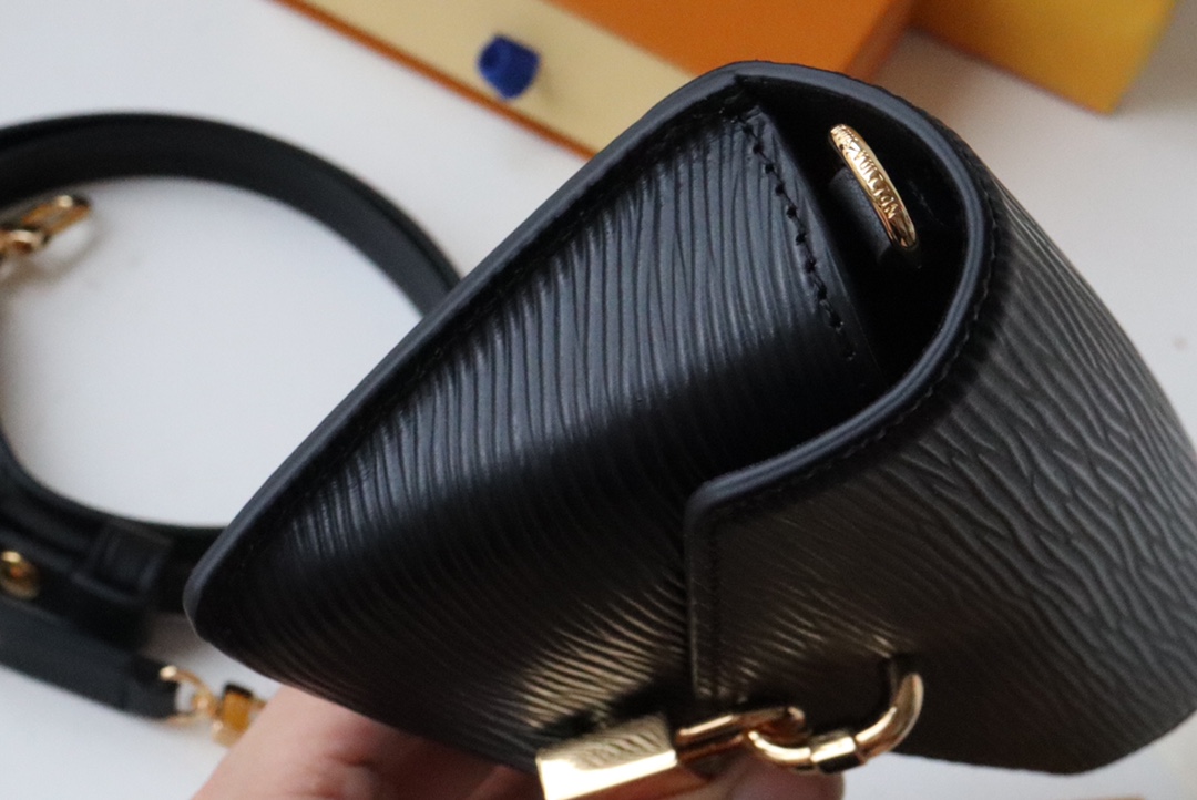 l0vis Vvtt0n padlock on strap epi leather black m80682 19 x 11 x 3 cm
