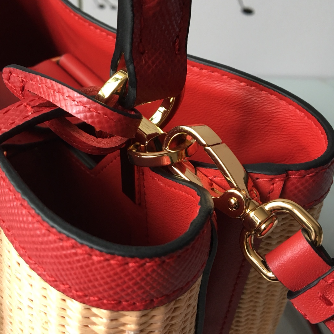 Pra*a medium straw panier bag red 1ba212 13 x 22 x 23 cm