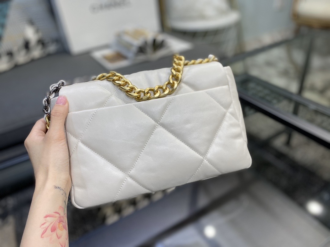 Ch**el 19 handbag lambskin chalk white as1160 26cm