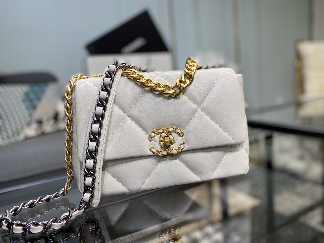 Ch**el 19 handbag lambskin chalk white as1160 26cm