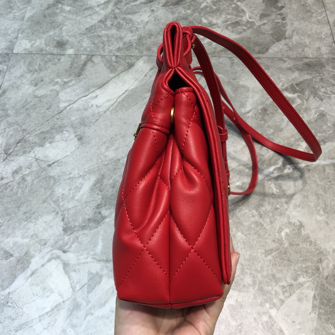 ba1en*iaga small buckle shoulder bag D1am0nd pattern leather golden metal red 25 x 9 x 20 cm