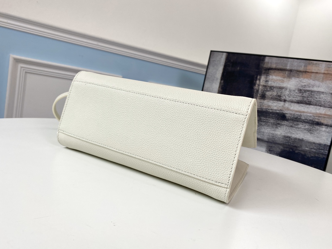 l0vis Vvtt0n lockme tote pm soft grained calfskin leather white m55817 27.5 x 22 x 12 cm