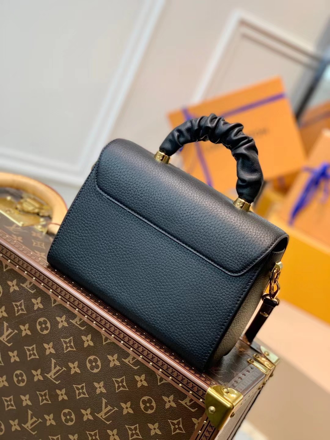 l0vis Vvtt0n twist mm taurillon leather black m58688 23 × 18 × 8 cm