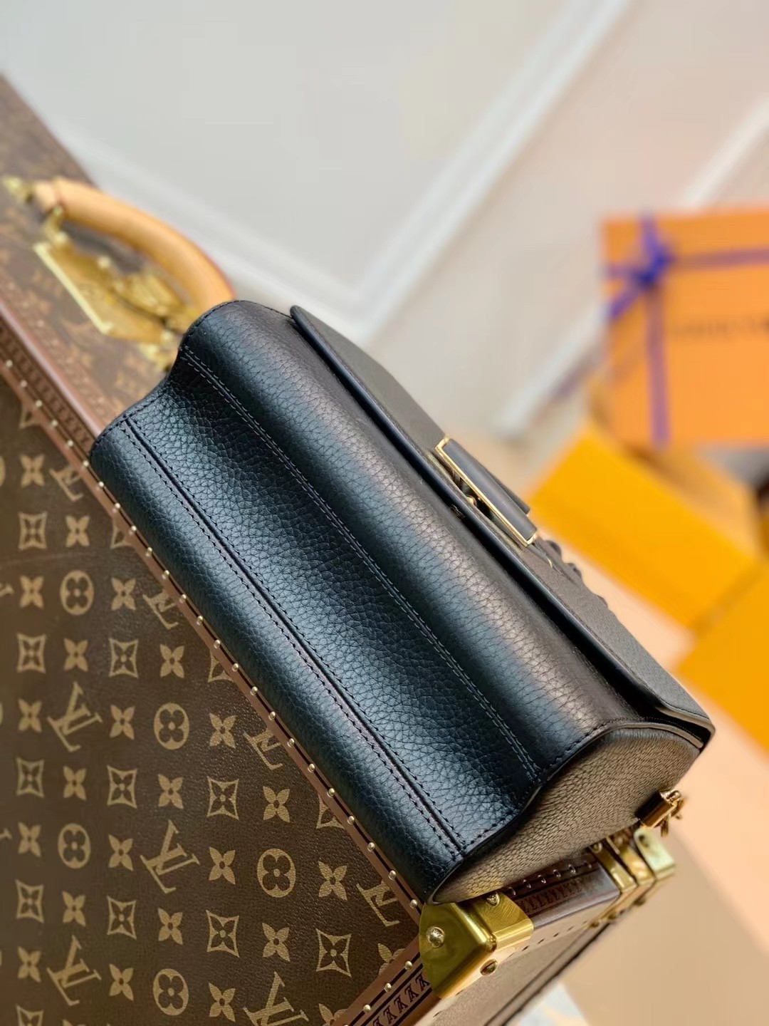 l0vis Vvtt0n twist mm taurillon leather black m58688 23 × 18 × 8 cm