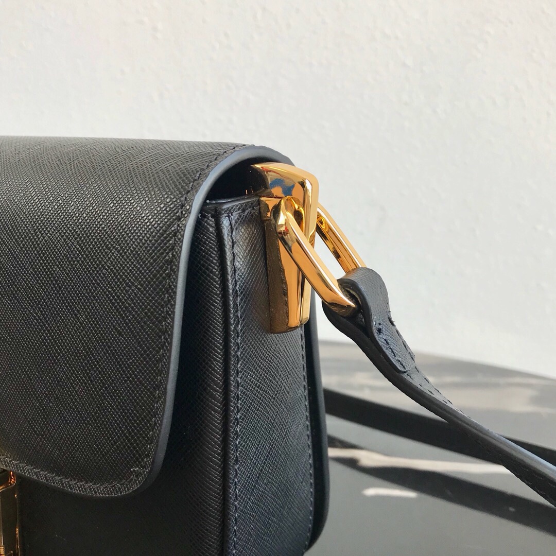 Pra*a saffiano leather emblème bag black 1bd217 20.5 x 14 x 5 cm