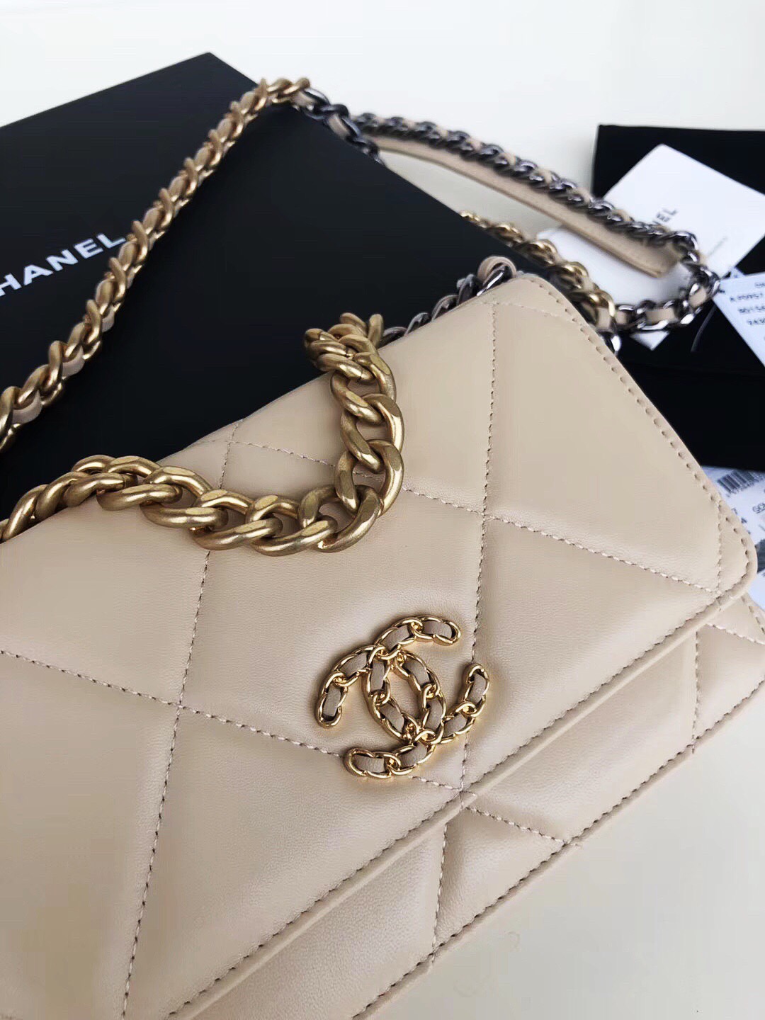 Ch**el 19 wallet on chain leather creme ap0957 19 x 11.5 x 7 cm