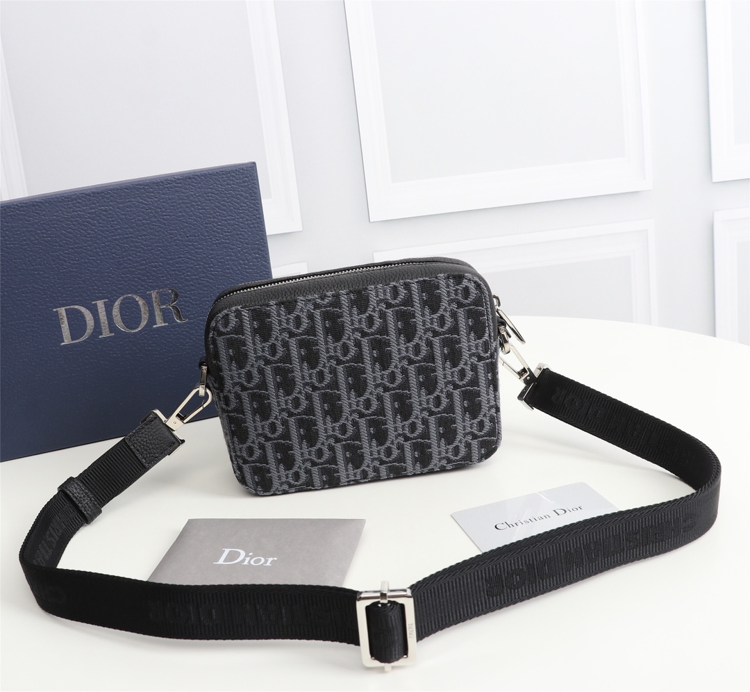 D10r messenger pouch oblique galaxy leather blue 2esbc119vpd 17 x 12.5 x 6 cm