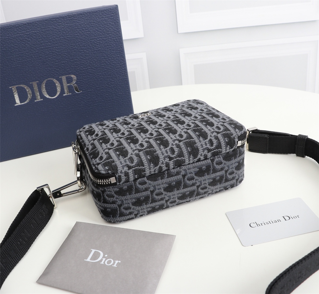 D10r messenger pouch oblique galaxy leather blue 2esbc119vpd 17 x 12.5 x 6 cm