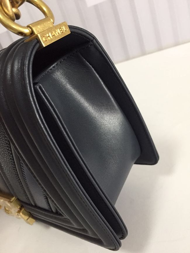 Ch**el medium chevron mix leather flap boy bag blue a67086 25 x 16 x 9 cm