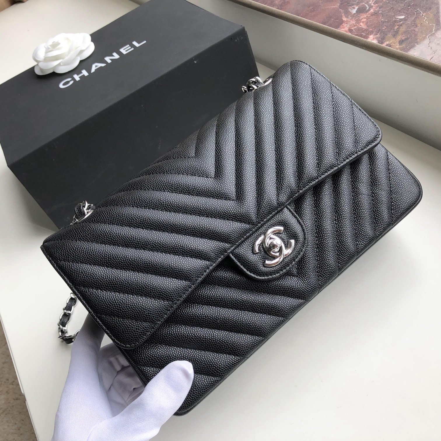 Ch**el chevron classic flap bag grained leather silver metal black a01112 26 x 16 x 7 cm