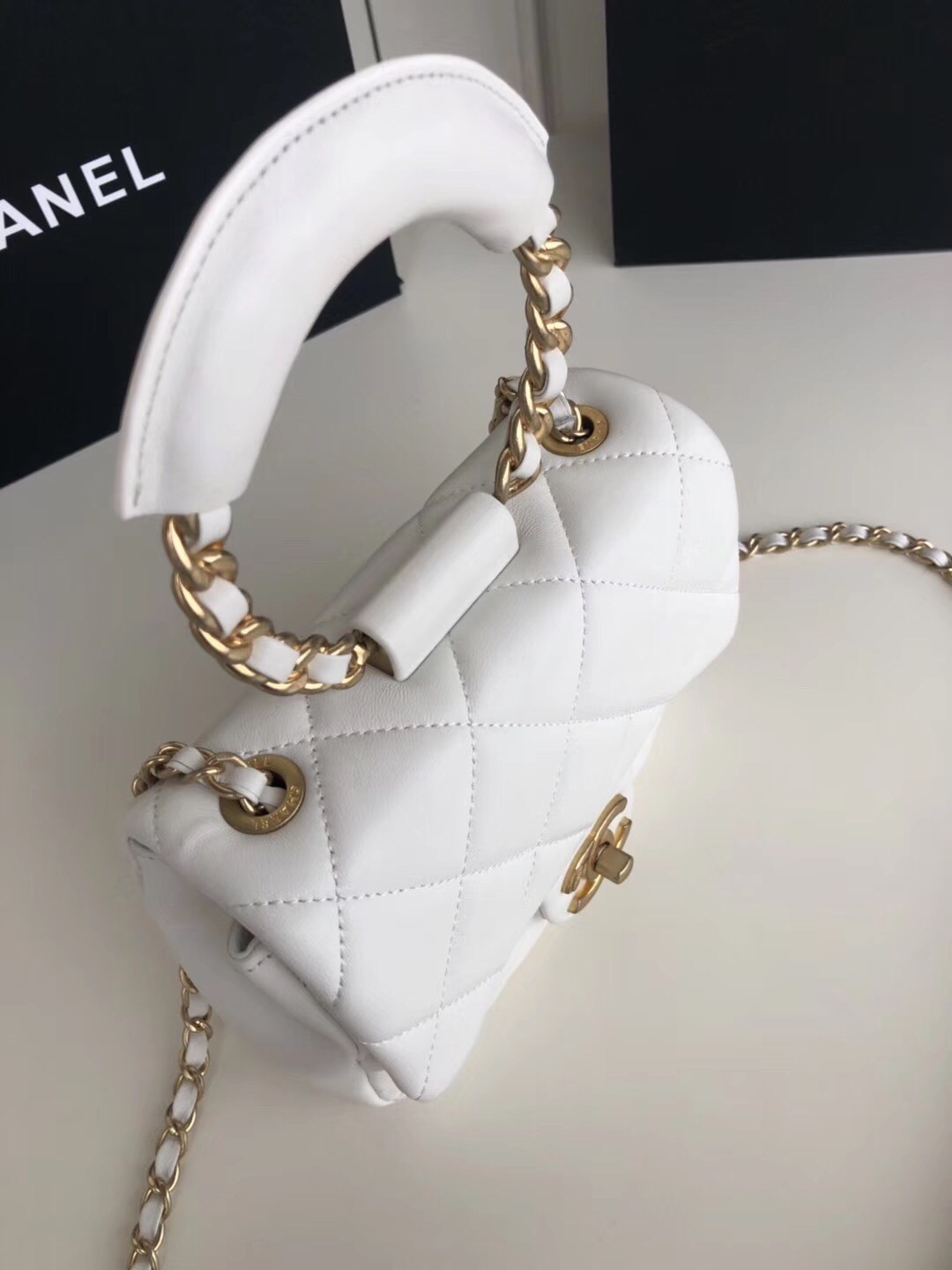 Ch**el small circular handle bag lambskin white as1357 20 x 18 x 7.5 cm