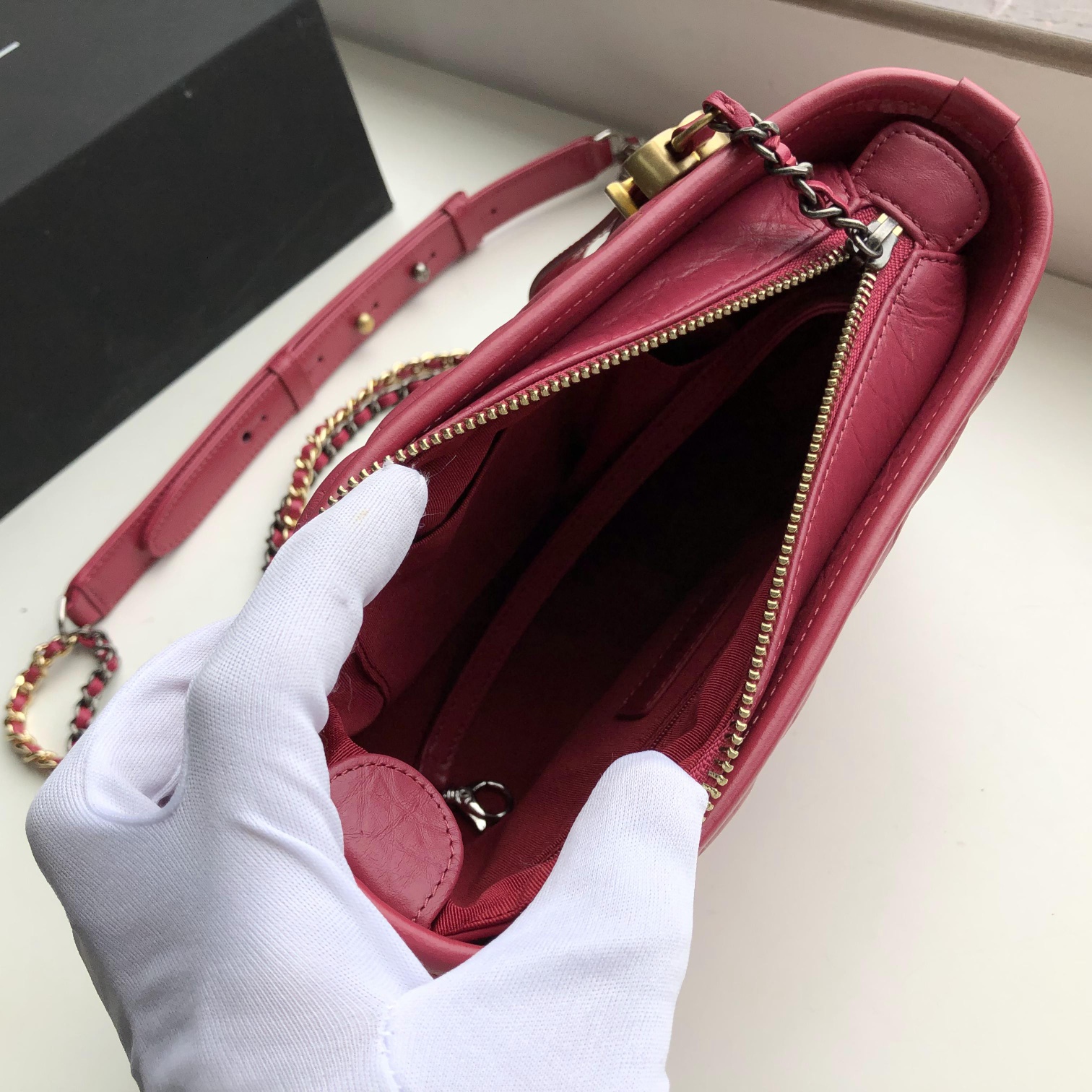 Ch**el small gabrielle chevron hobo bag aged calfskin garnet pink a91810 20 x 15 x 8 cm