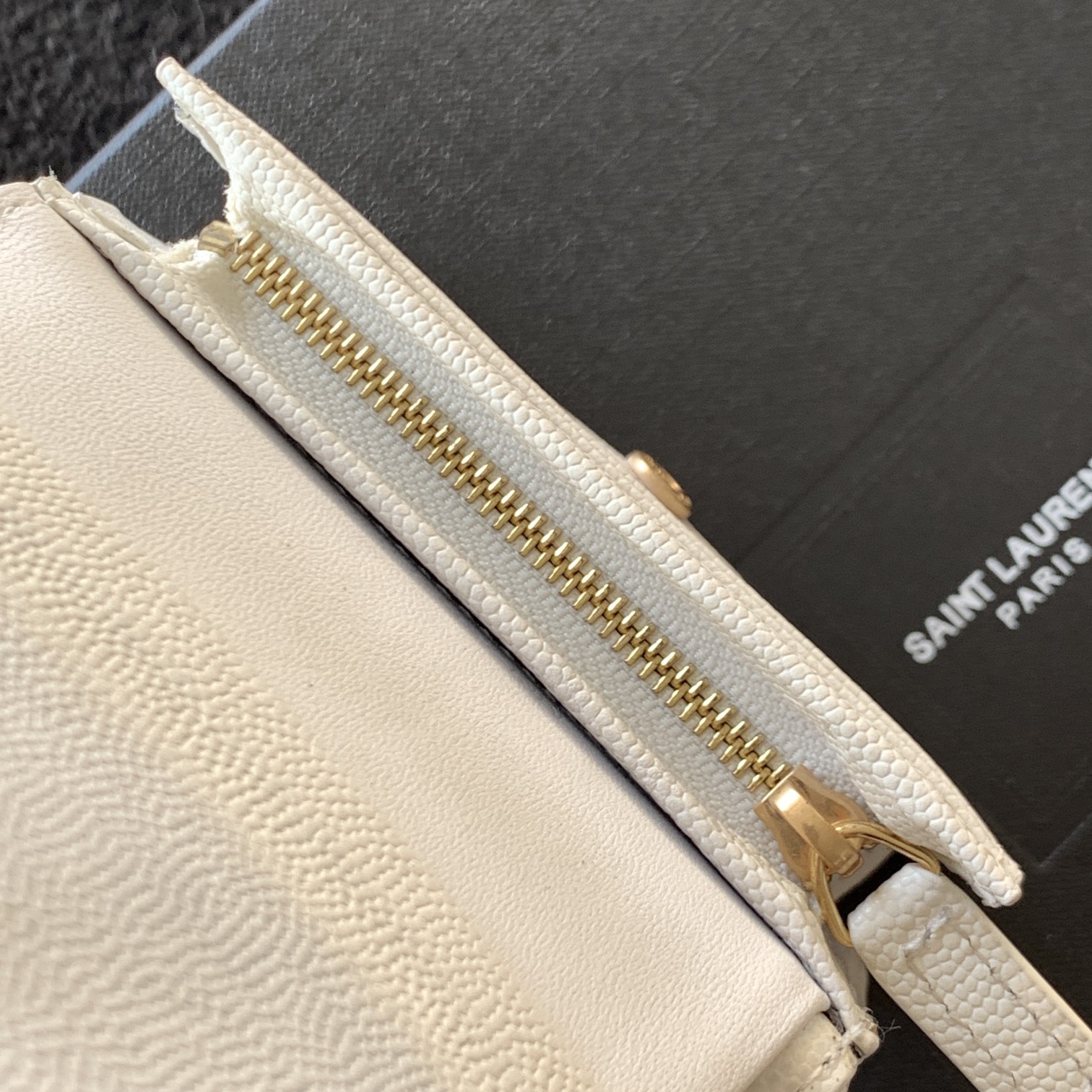 Y51 monogram card case in grain de poudre embossed leather white 530841 11 x 8.5 x 3 cm