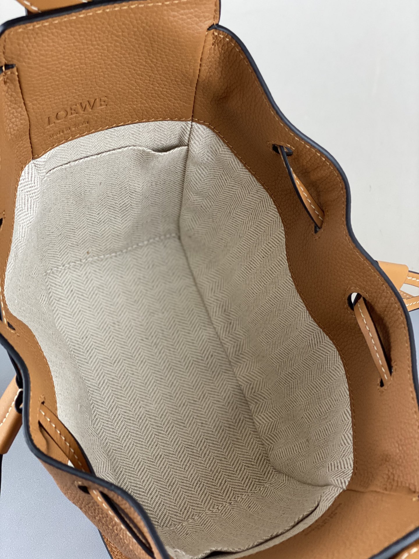 L0ew* mini hammock drawstring classic calfskin leather tan 314.30.v07 19.5 x 17 x 11 cm