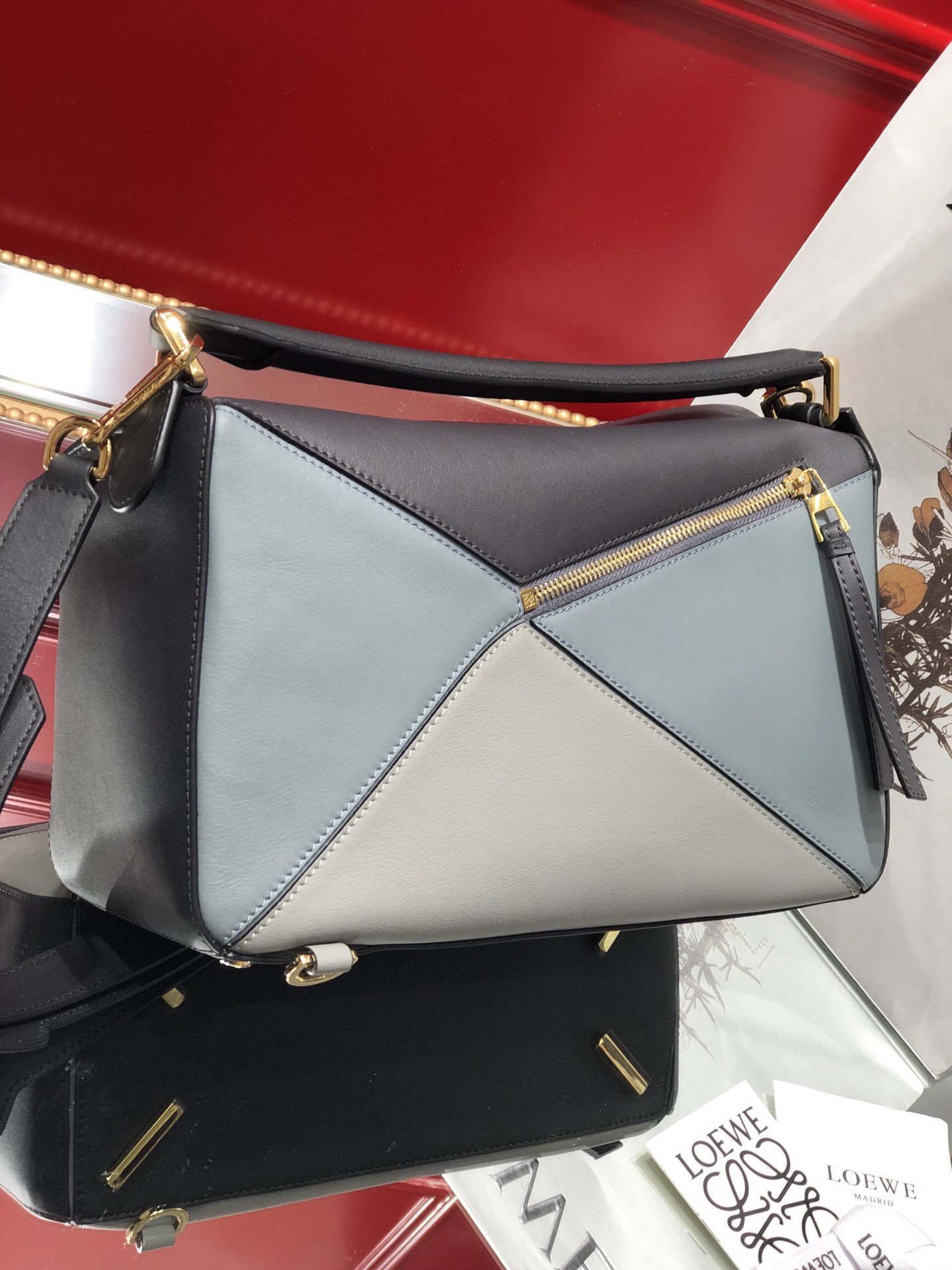 L0ew* medium puzzle bag classic calfskin gold metal white/pastel blue 322.30js20 29 x 18 x 12 cm