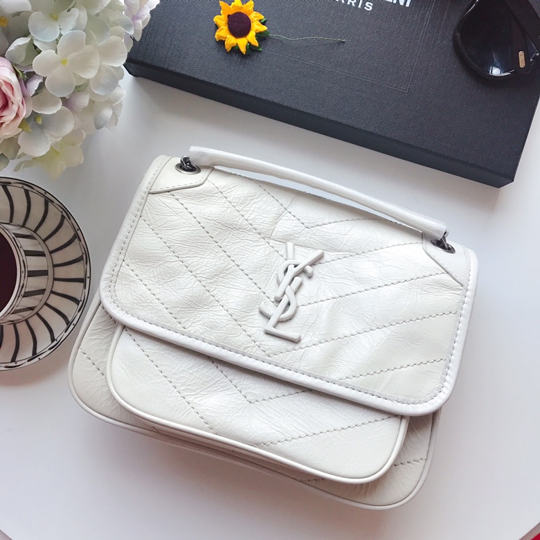 Y51 niki baby in lambskin leather white 5330371 22 x 16.5 x 12 cm