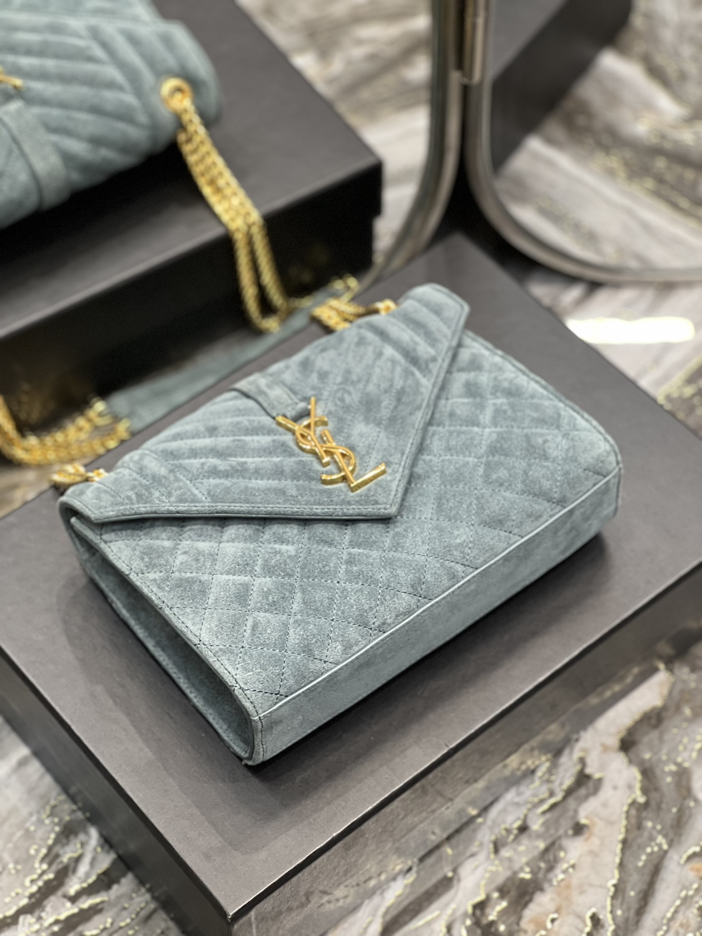 Y51 envelope medium bag in mix matelassÉ velvet blue 487206 24 × 17.5 × 6 cm