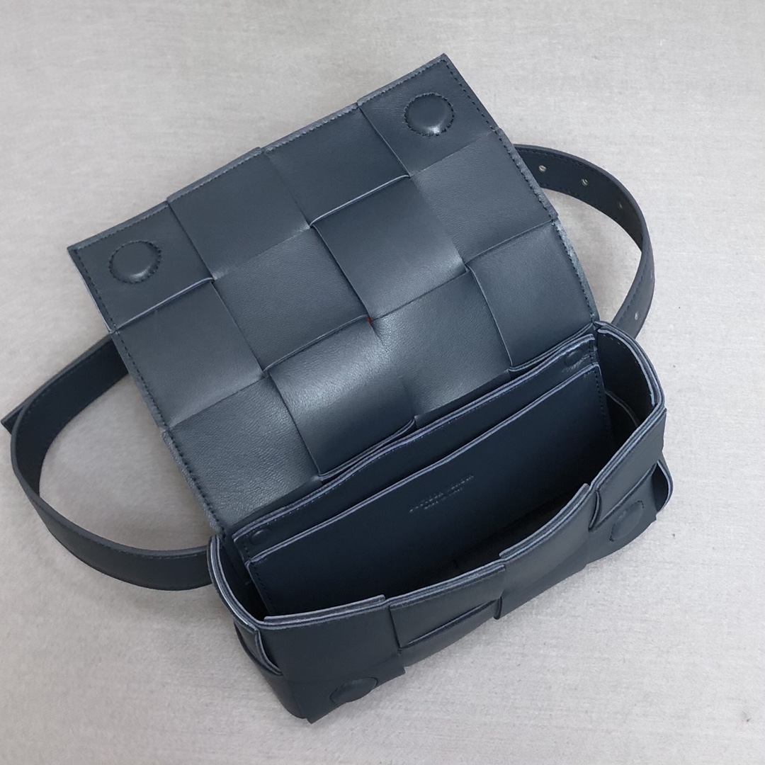 b0tt*ga Ven*ta belt cassette navy 639367 17.5 x 9.5 x 5 cm